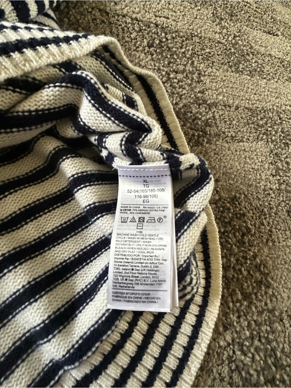 Banana Republic Cashmere Blend Black and White Striped Crewneck Sweater NWT - Picture 4 of 8